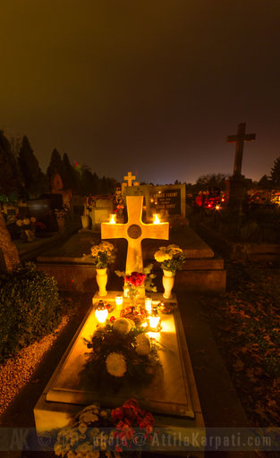 2013. 11. hét: Békéscsaba - Ligeti temető - Halottak napján - 734x1200 pixel - 686082 byte