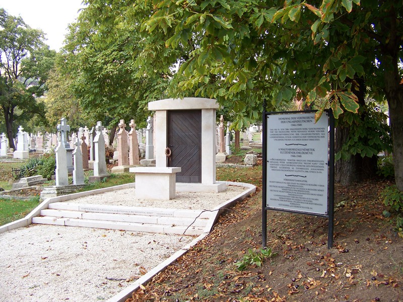 Az Ó-temetőben 2006 júniusában avatták fel az Országos Német Elűzetési Emlékművet. Az elűzetés emlékműve a „Bezárt kapu”, amely Menasági Péter szobrászművész alkotása - Ó-temető – Országos Német Emlékhely