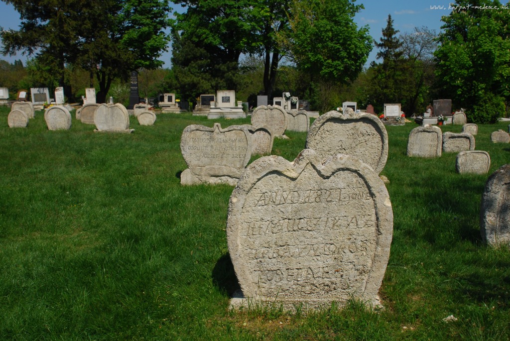Faragott sírkövek Balatonudvari temetőjében