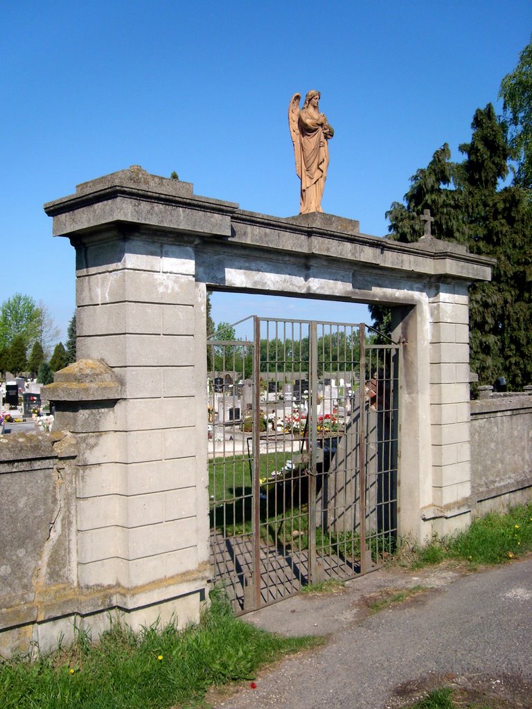 Csornai Őrangyal Új-temető kapuja